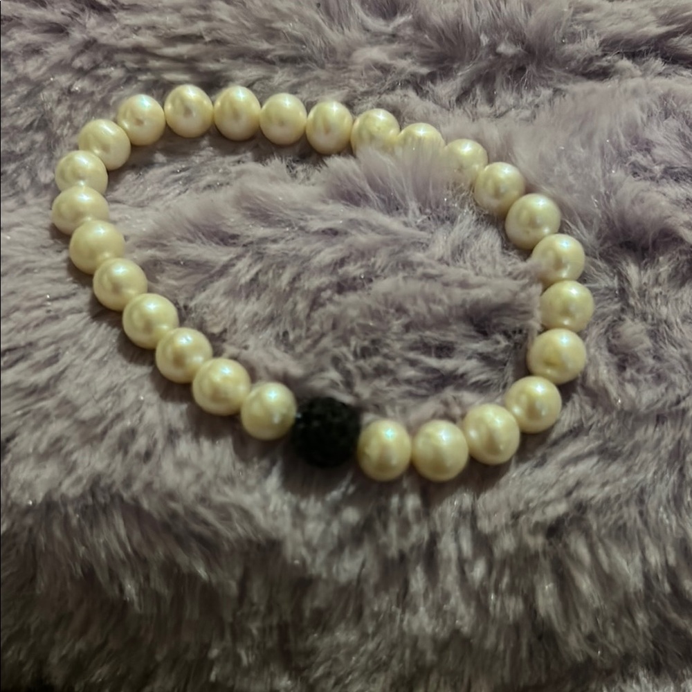 Elegant Pearl Bracelet with Black Accent